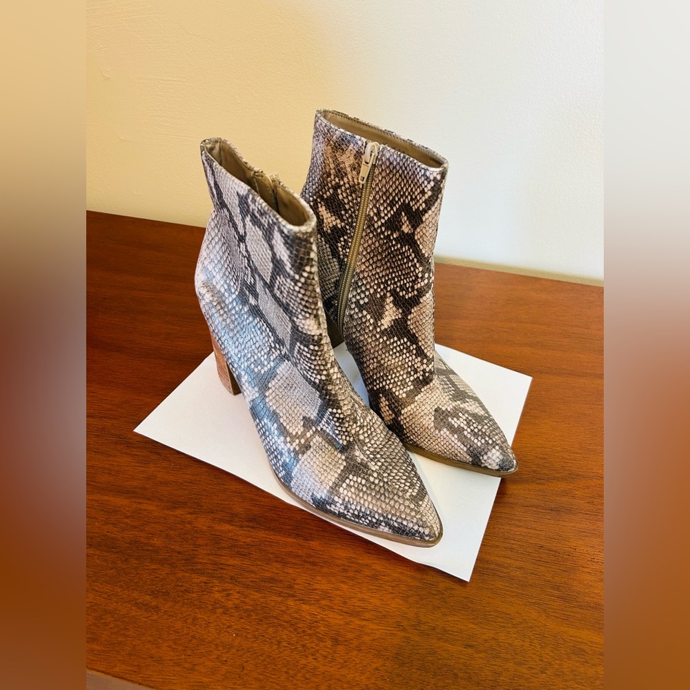 Carlos by Carlos Santana Lydia Snakeskin Print Boots Size 8.5, 3.5 Inch Heel